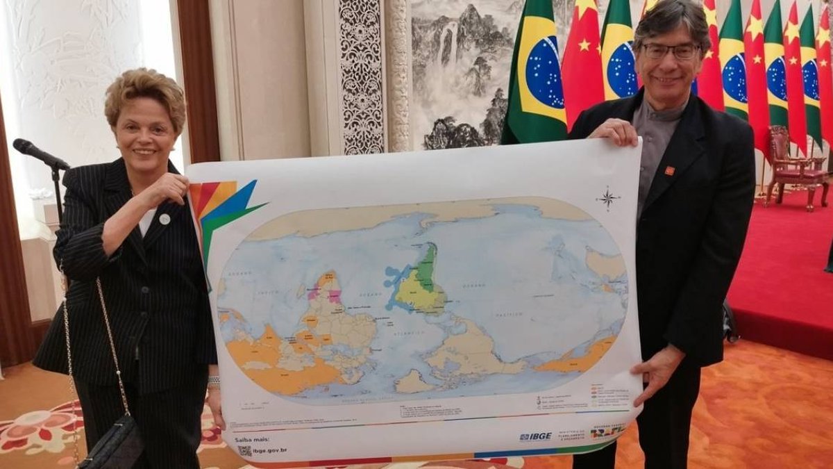 Mapa de ponta-cabeça exibido por Dilma pode criar saia-justa com a China